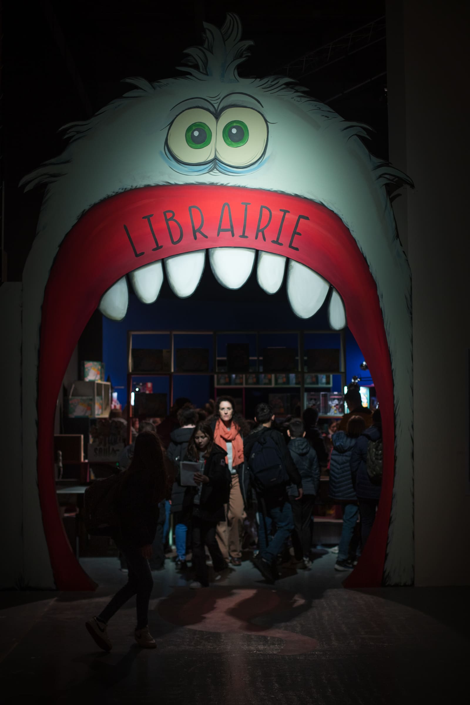 Illustration monstre entrée Librairie - halle des découvertes - décors graphisme - festival Bande dessinée Angoulême 2024 - atelier scratch
